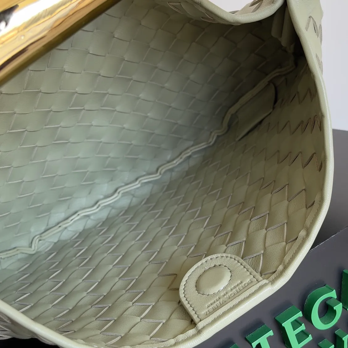 Batch 1760, ready for sale. Inspired by the 20th century modern sculptor Brancusi's work "Birds in the Sky". Muse brass handles, unique craftsmanship, make each handle unique, thus reflecting the precious sense of sculpture. Carrying Sardine in hand creates a high-end and modern look! The Sardine handbag uses Intrecciato weaving to highlight the heritage of the brand's craftsmanship. The handle design forms a strong contrast and presents an artistic design concept. The finishing of the Muse brass decorative layer is completed by multiple processes. The exquisite craftsmanship makes each handle unique. Style number: 7468 Size: 33*3*24